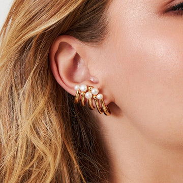 Brinco ear cuff linhas e pérolas dourado