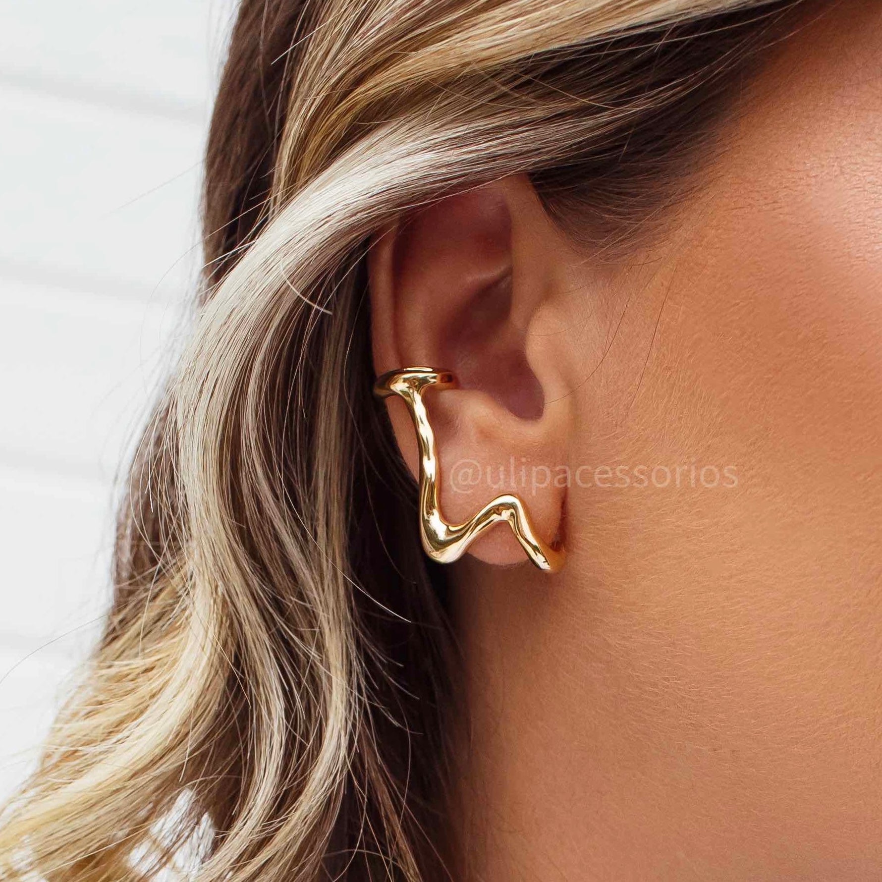 Brinco ear cuff fino orgânico com piercing encaixe dourado