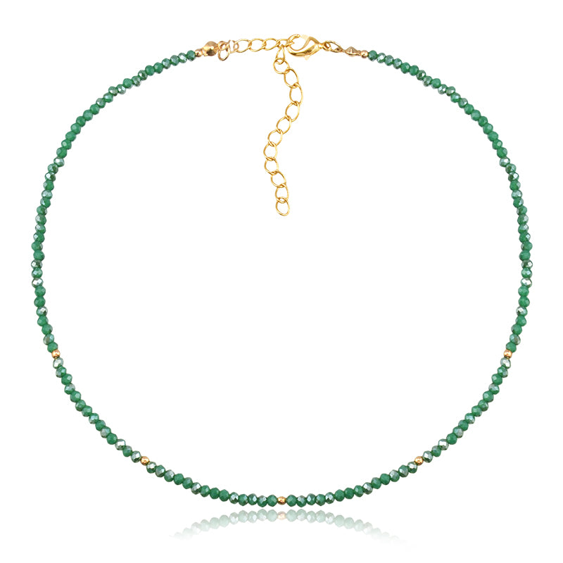 Colar choker cristais verdes com detalhes dourados